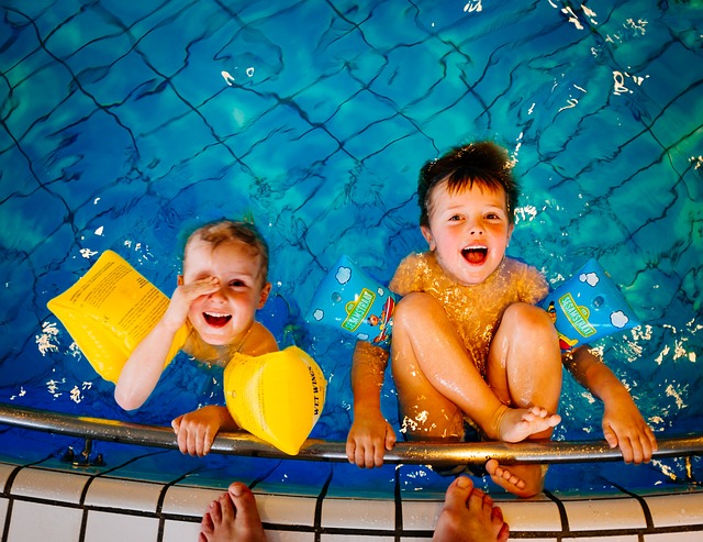 Děti v bazénu.jpg